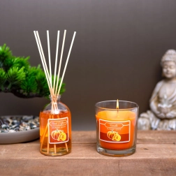 Cadeauset met geurkaars en geurstokjesdiffuser met de geur van pompoenkruiden