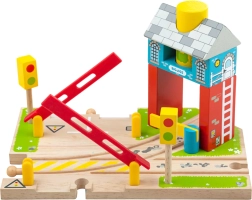 Houten spoorwegovergang met sein