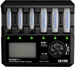Intelligente AA/AAA-oplader SkyRC met regeneratie en USB QC 3.0