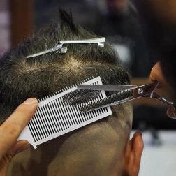 Professionele witte kapperskam voor knippen en verhelderen met ergonomisch handvat