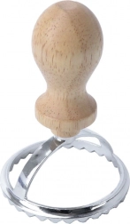 Ronde uitsteker voor ravioli en pierogi met houten handvat