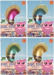 Ei met uitkomend uiltje in water