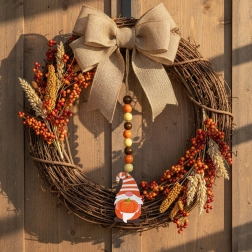 Herfstige hangdecoratie van een kabouter met pompoen van hout
