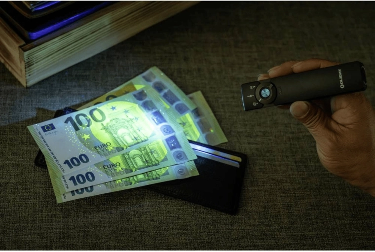UV-licht voor het controleren van bankbiljetten en documenten