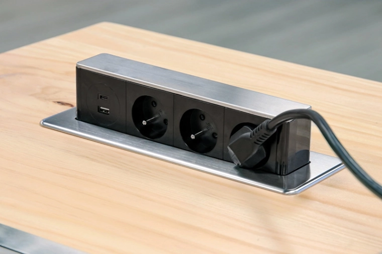 3× 230 V met kinderbeveiliging (tot 3680 W)