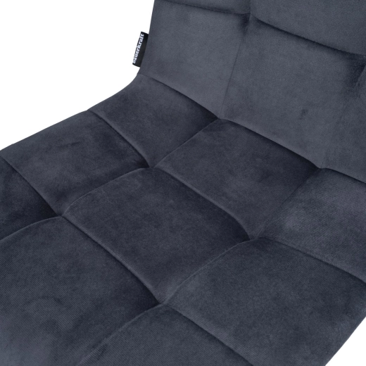 Zachte velours bekleding en comfortabele vulling