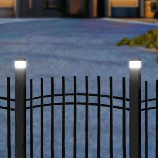 Elegante verlichting van ingang en hek