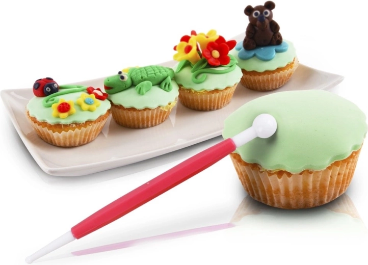 Fijne details van bloemen en figuren