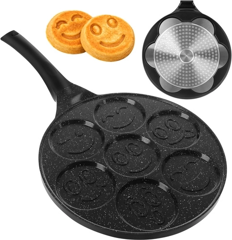 Zeven pannenkoekjes tegelijk met vrolijke gezichtjes