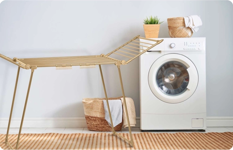 Stabiele metalen constructie met gouden afwerking