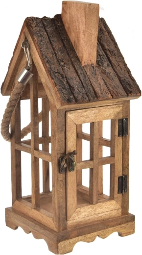 Lantaarn van mangohout en schors in de vorm van een huisje