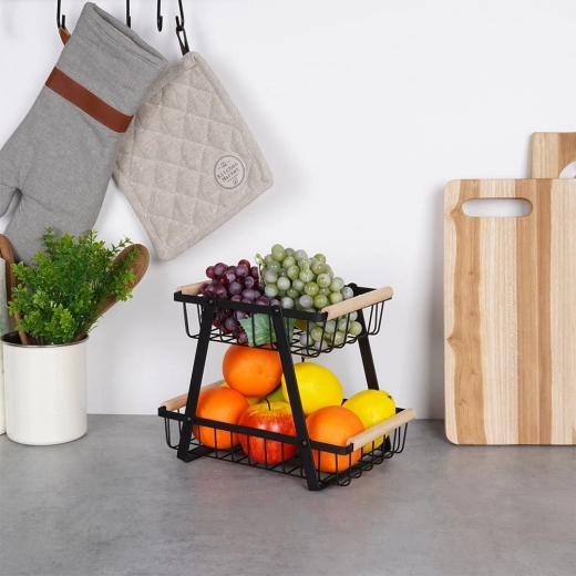 Stevige metalen constructie met houten handgrepen