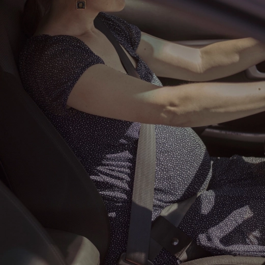 Veilige geleiding van de gordel weg van de buik