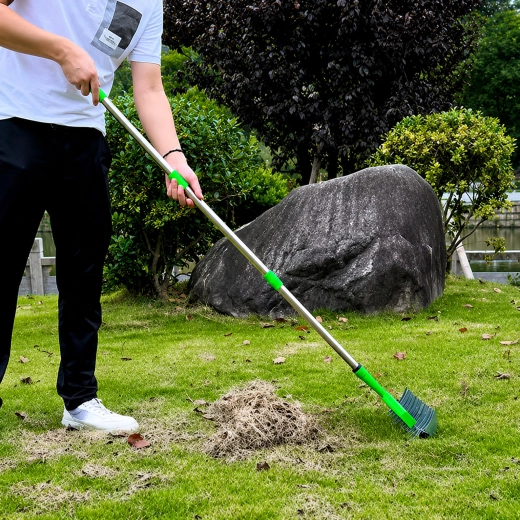 Uitharken van droog gras en gazonvilt