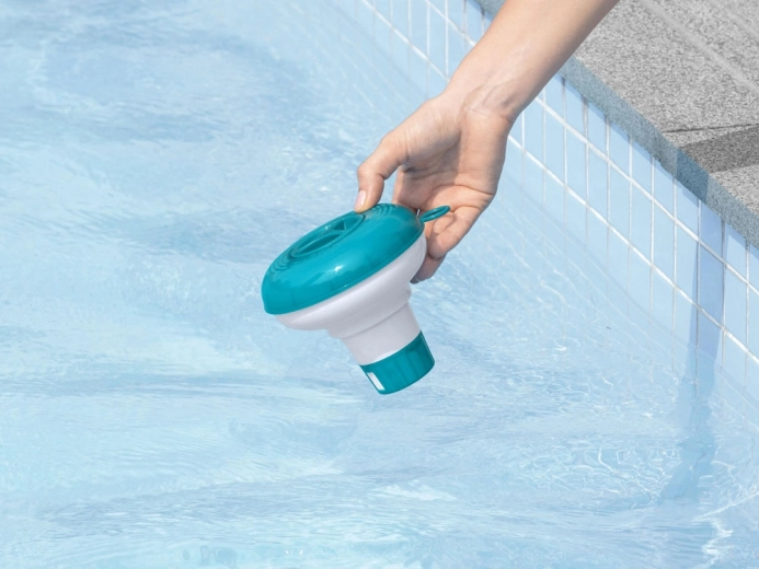 Drijft op het zwembadwater