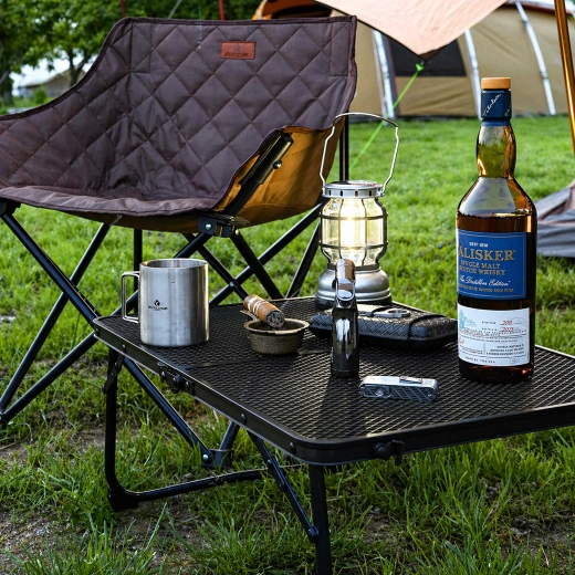 Praktisch neerzetoppervlak op de camping