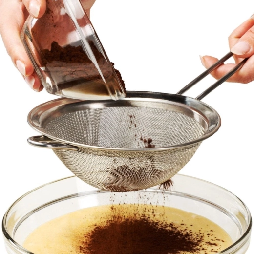 Precies strooien en zeven tijdens het bakken