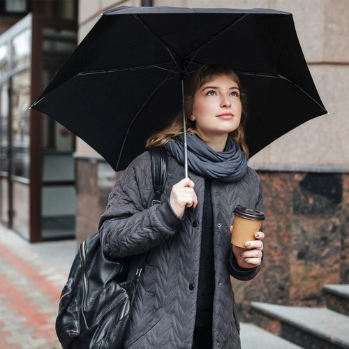 Stevige constructie voor regenachtige dagen in de stad
