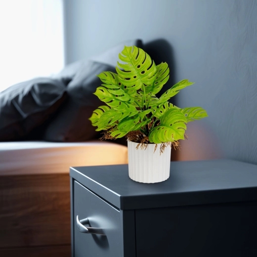 Decoratieve kunstmonstera in bloempot