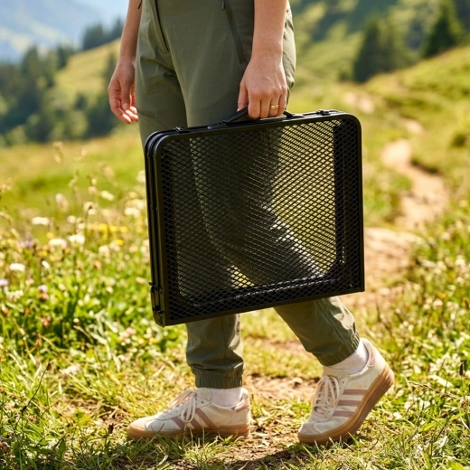 Vouwt op tot een compacte koffer met handgreep