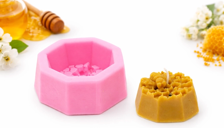 Precieze reliëf van honingraat en bij