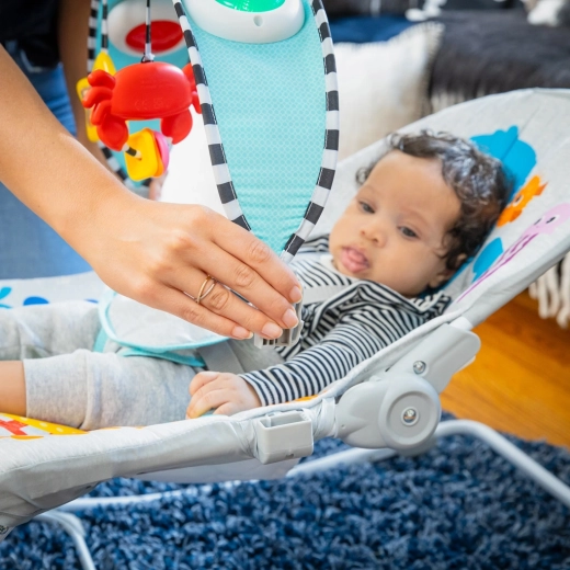 Afneembare boog met hangende speeltjes