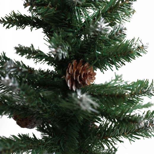 Decoratie met dennenappels en rode bessen