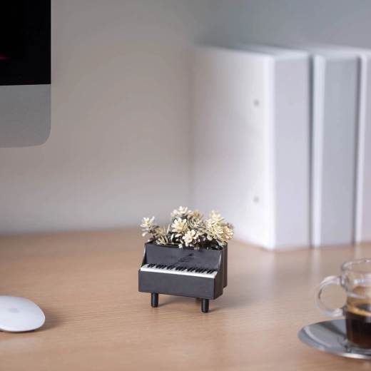 Kunstplant in een bloempot in de vorm van een piano - 1 stuk