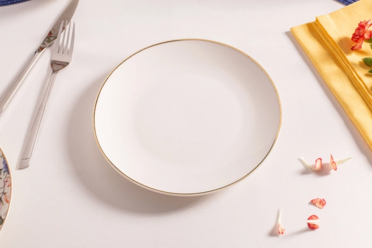 Fijne gouden lijn voor een elegante tafelschikking