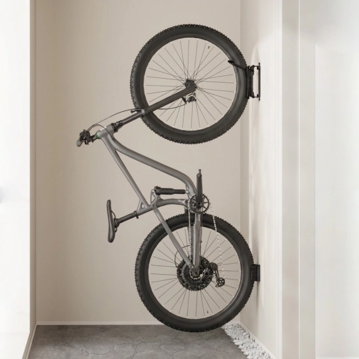 Verticale opslag van de fiets bespaart ruimte
