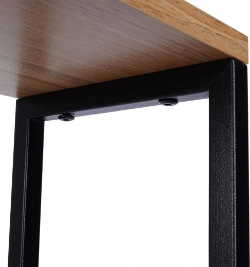 Stevige metalen constructie en houtdecor