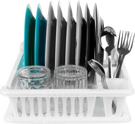 Doordachte indeling: 8 borden, bestek en mokken