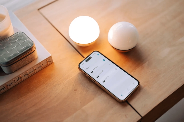 App-bediening en rijke lichtscènes