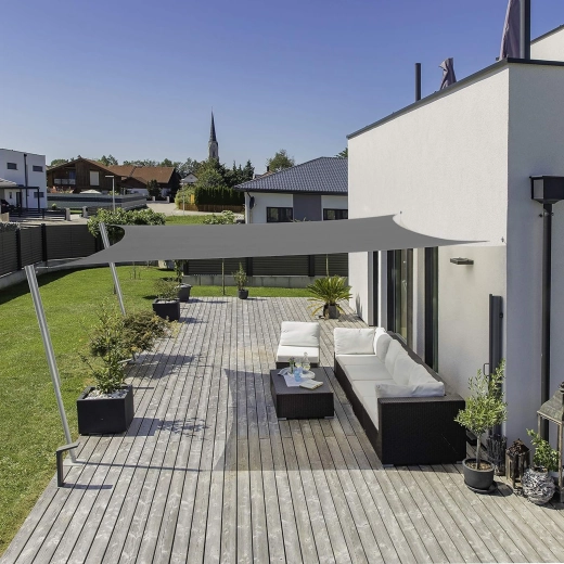Aangename schaduw op het terras, bij het zwembad en in de tuin