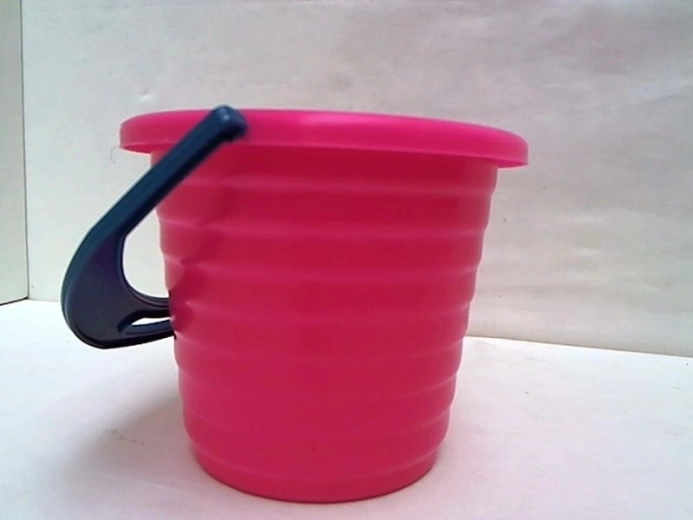 Kleine geribbelde plastic emmer