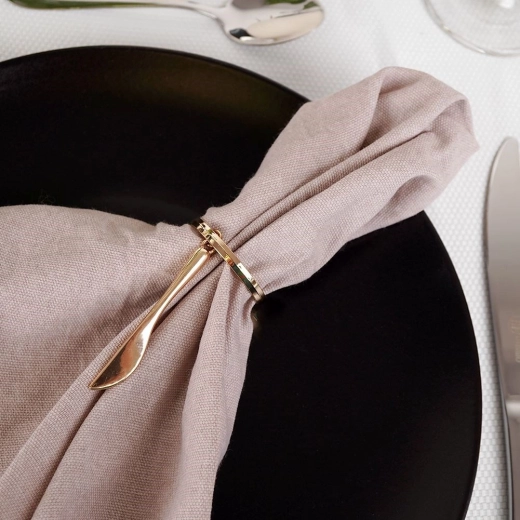 Elegante tafeldecoratie in glanzend goud