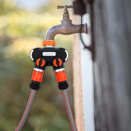 Twee uitgangen vanaf één kraan