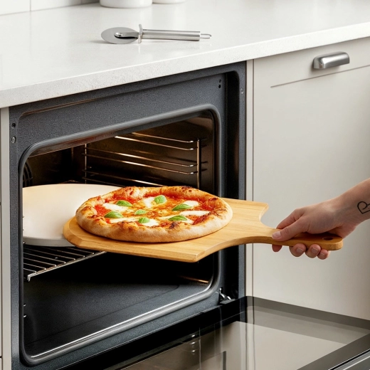 Veilig verplaatsen van pizza met de bamboe schep