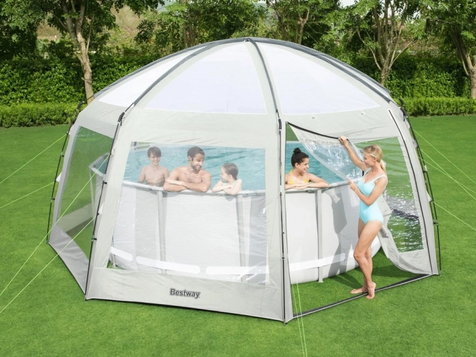 Ruime koepel voor zwembaden en zitgedeelte