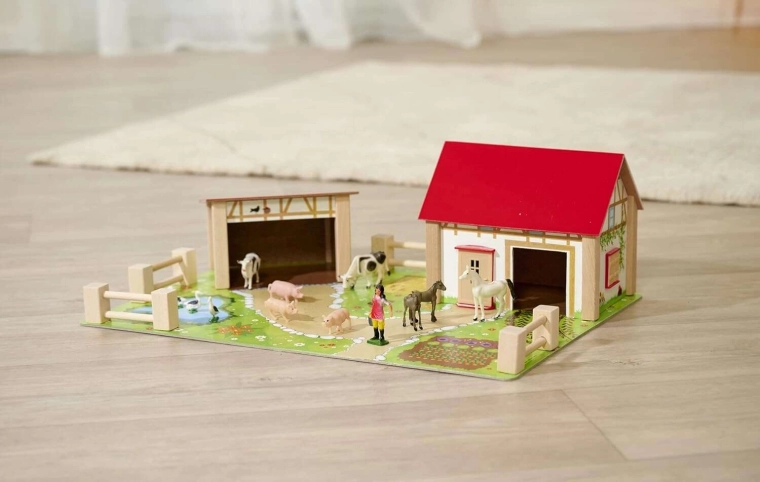 Kleurrijke speelmat met paden, vijver en moestuin