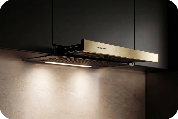 Elegant zwart-goud design voor een moderne keuken