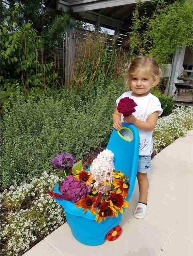 Spelen en helpen in de tuin