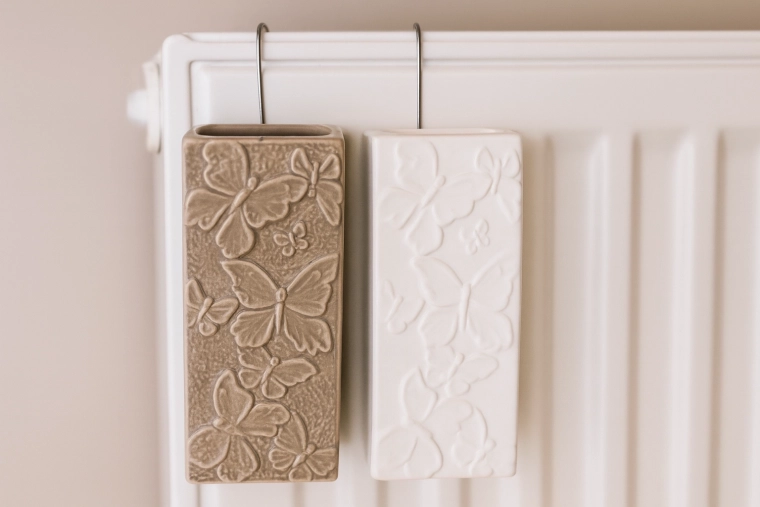 Elegante keramiek met vlinderreliëf