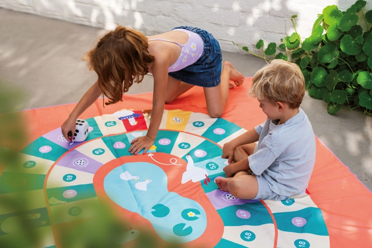 Quut kinderhanddoek en spel 2-in-1 ganzenbord XL 180 × 180 cm