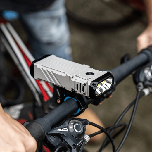 Extreem vermogen van 12.000 lm en reikwijdte van 303 m