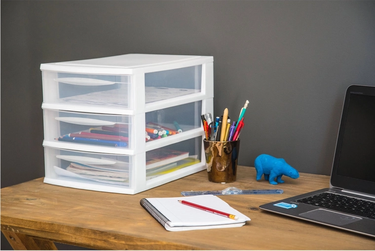 Compacte orde op bureau en plank