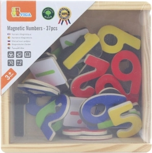 Houten magnetische cijfers in een doos
