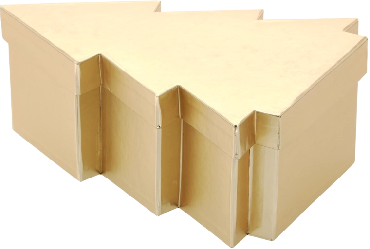 Gouden kerstgeschenkdoos in de vorm van een kerstboom
