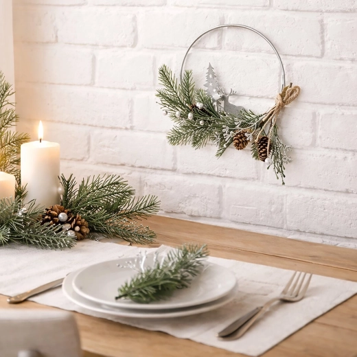 Wintergroen en decoraties voor een knusse sfeer