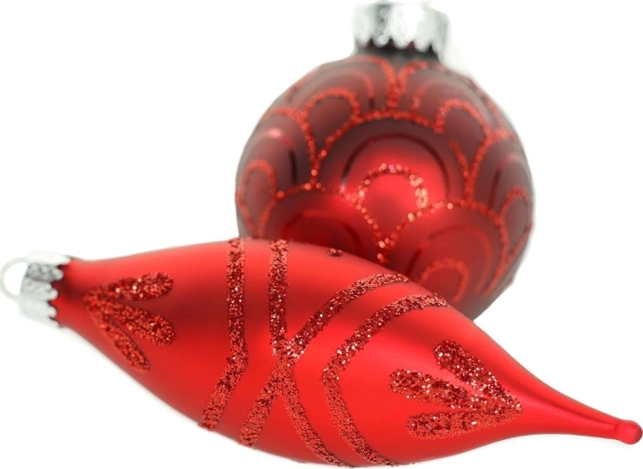 Kerstballen en een decoratie in de vorm van een piek
